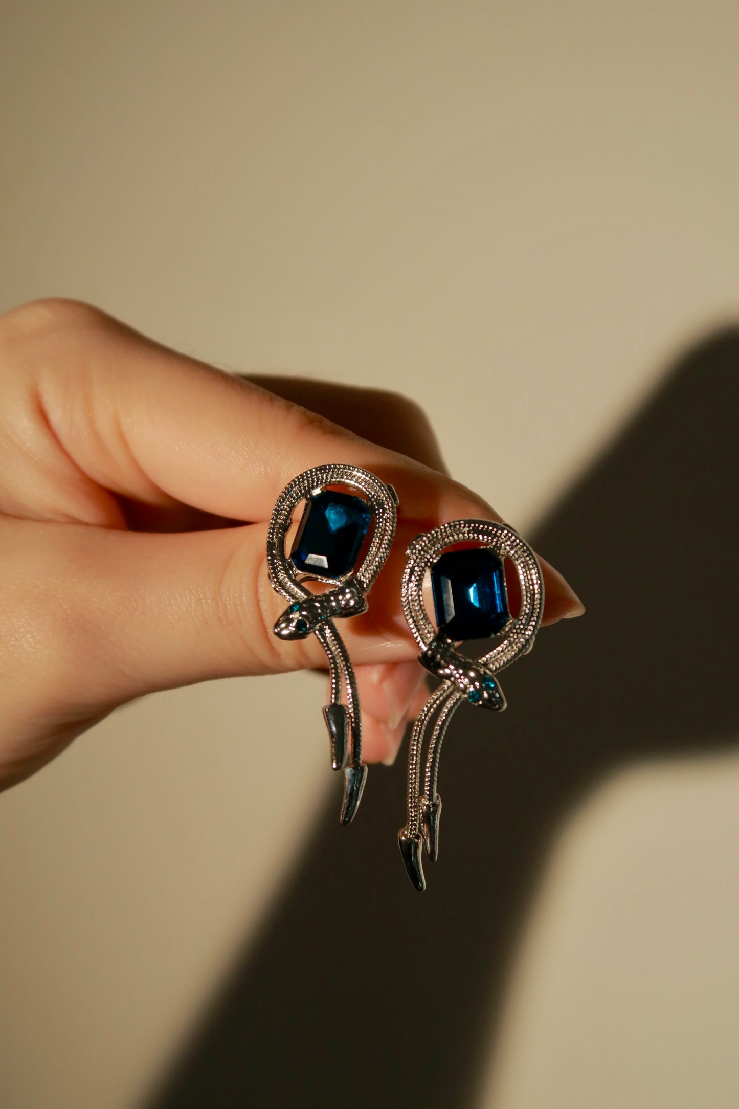 세련된 사파이어 뱀 귀걸이