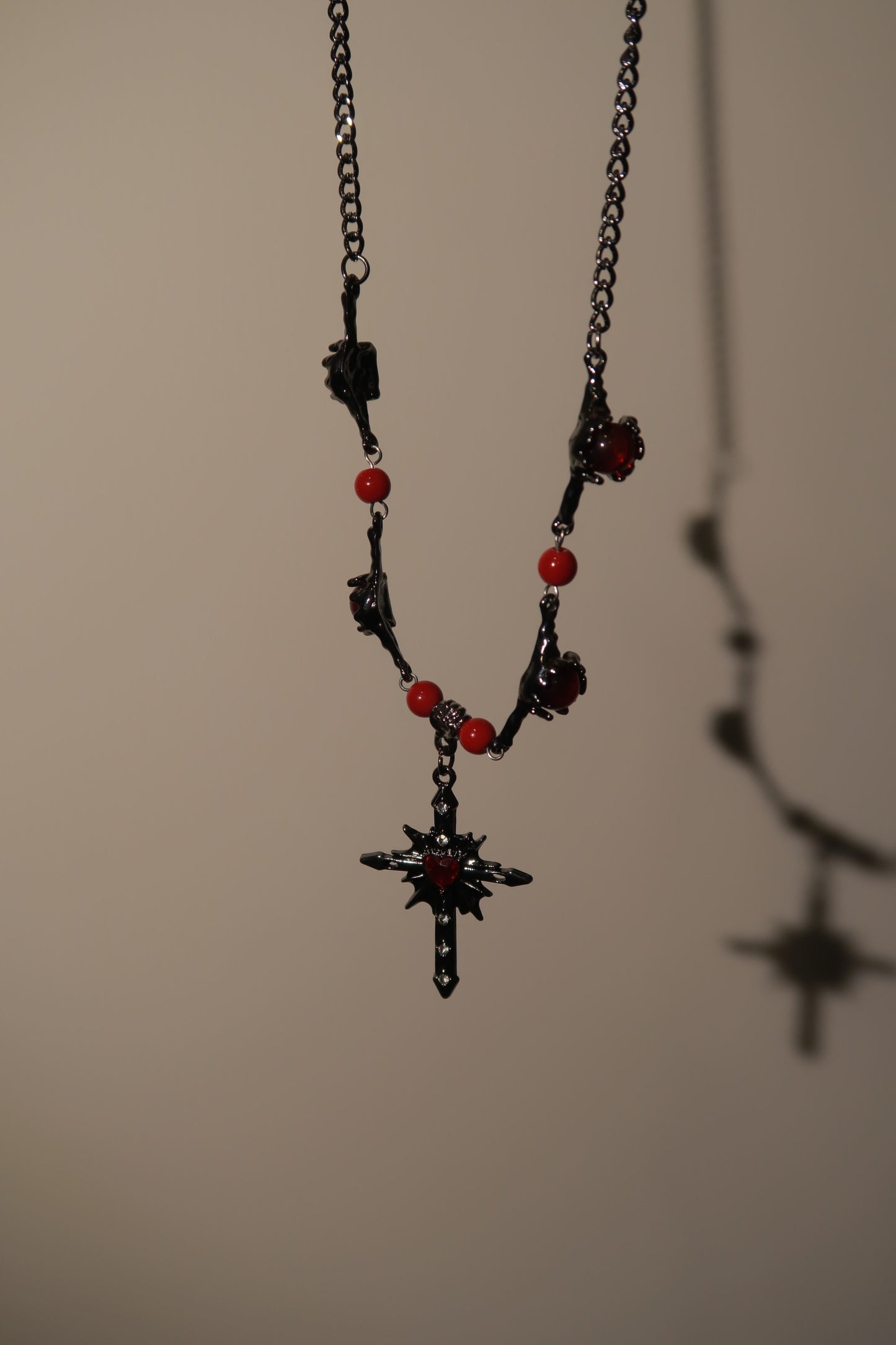 크림슨 크로스 목걸이