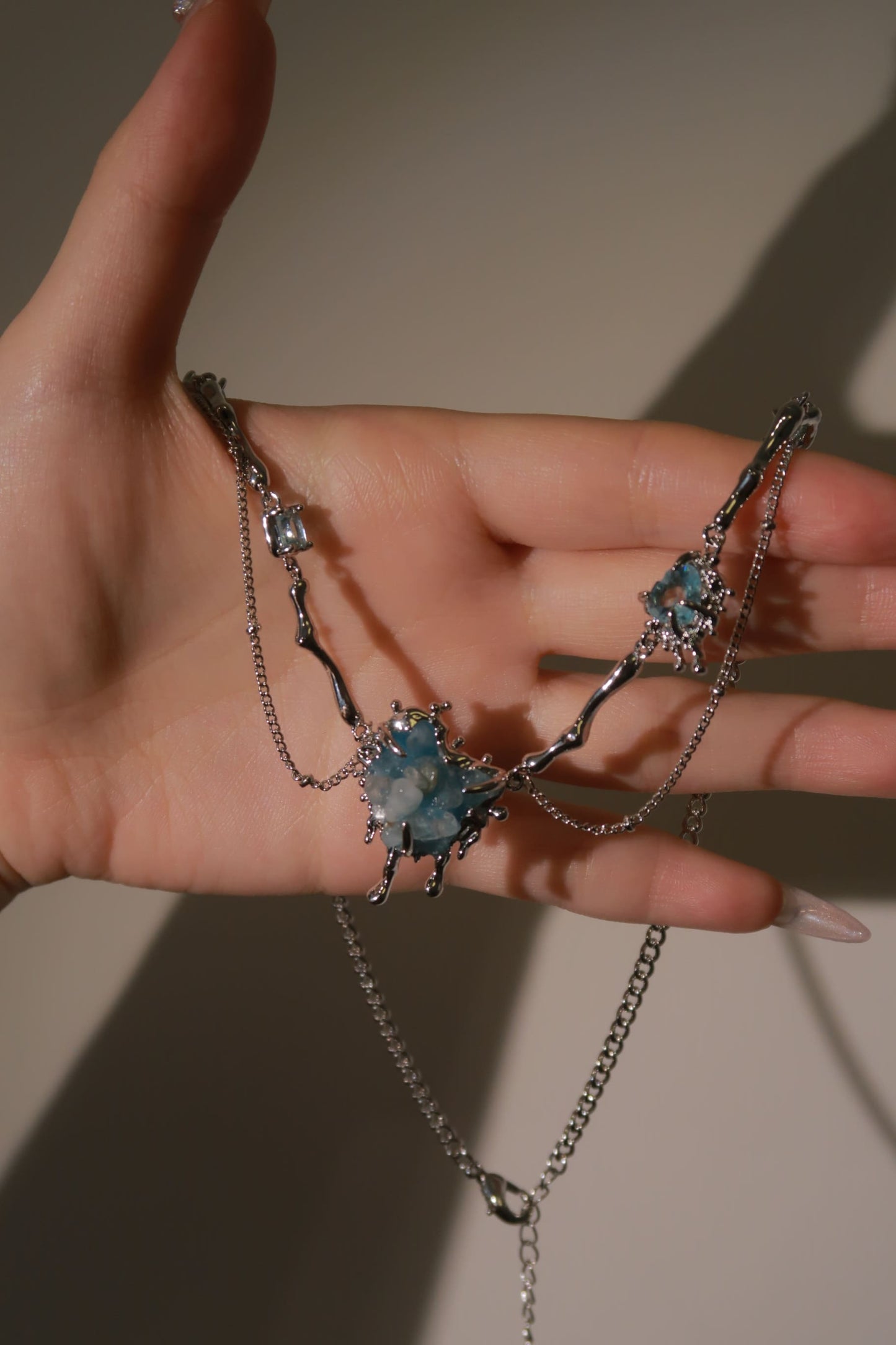 青い砕石のハート型ネックレス