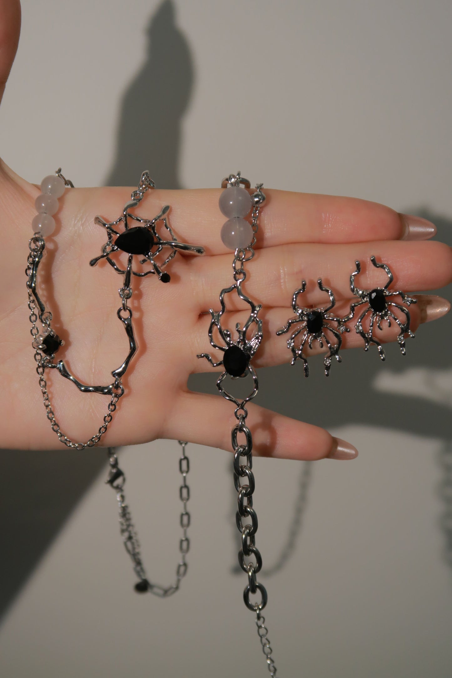 꼬인 거미 귀걸이