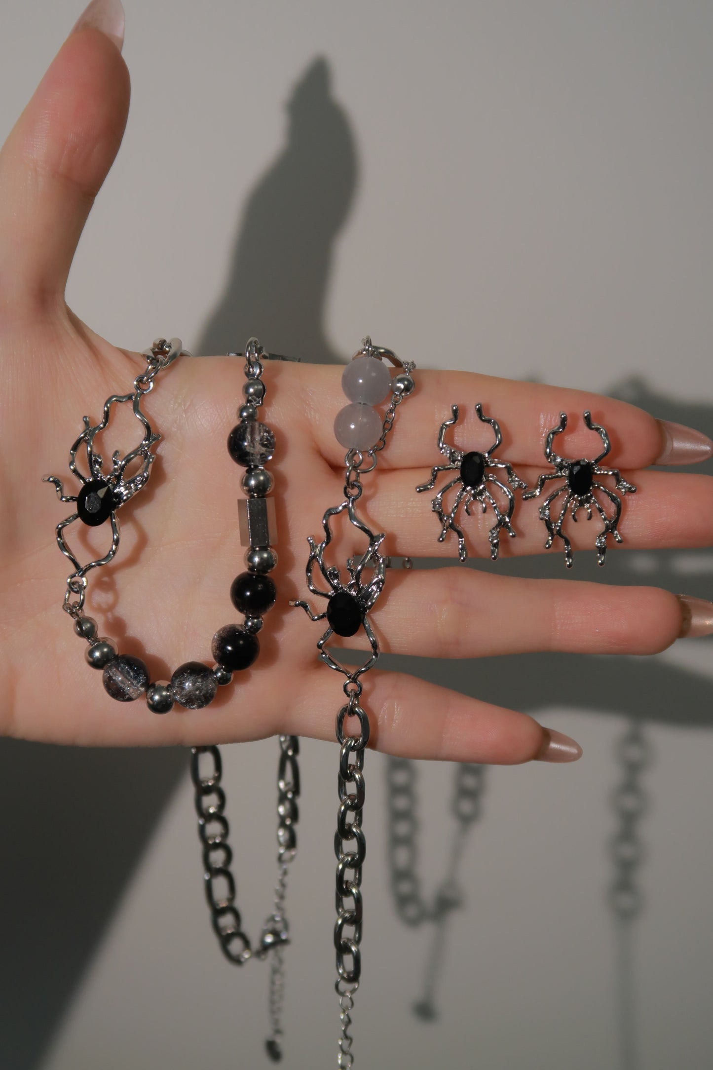 거미의 구슬 목걸이