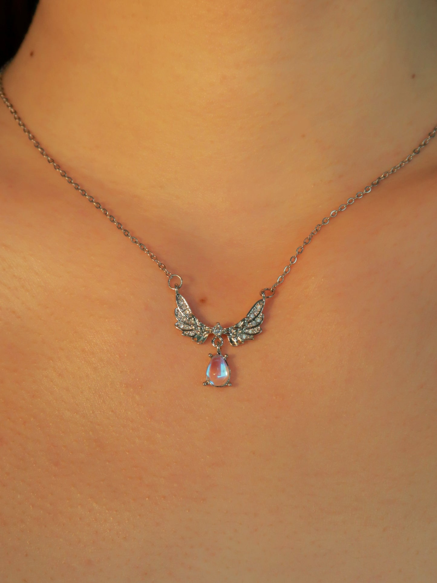 Teardrop-shaped Angel Wings Necklace