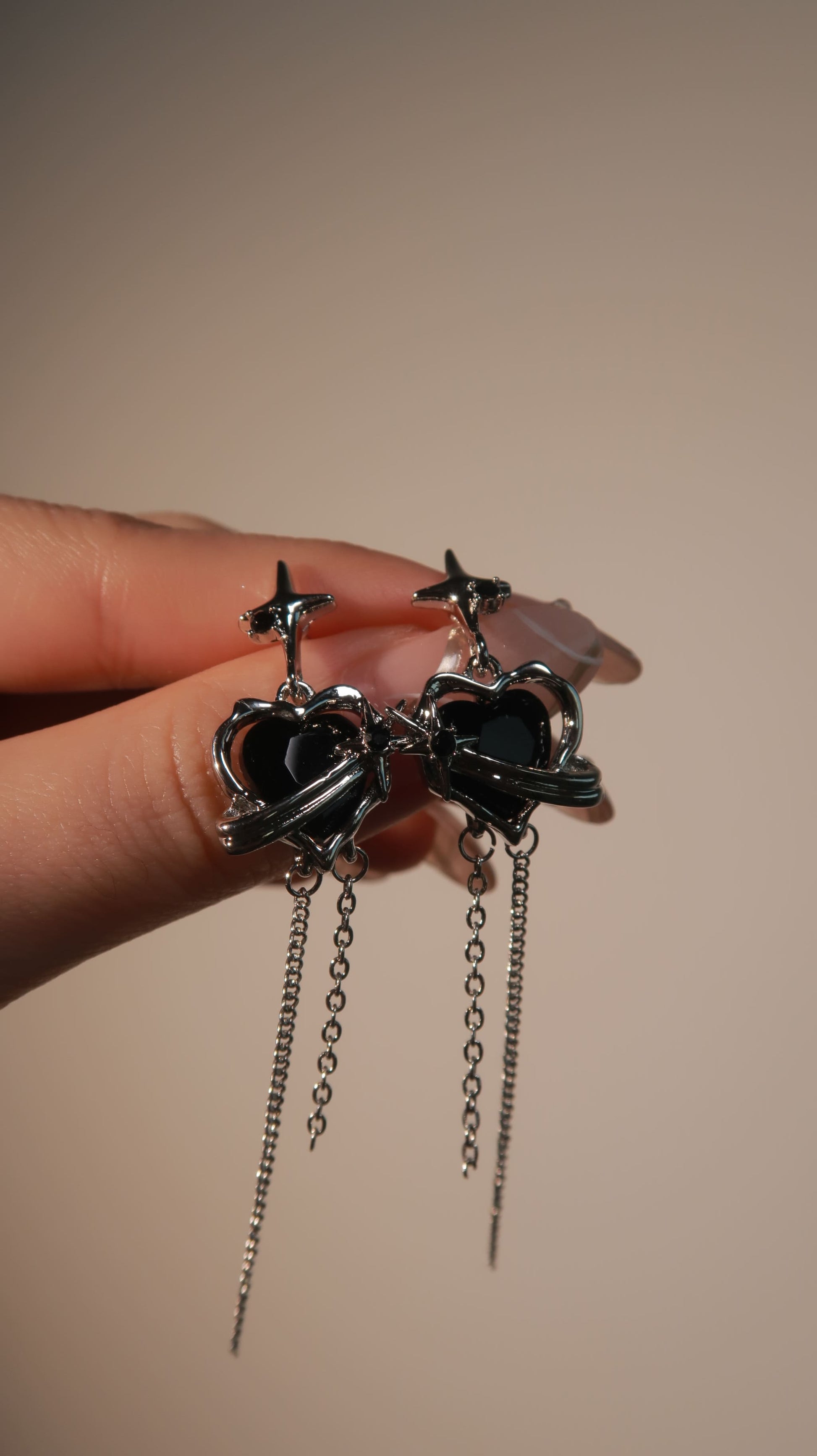 Black_Gem_Heart-Shaped_Earring